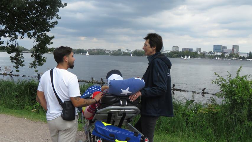 Marcel am Ufer der Außenalster